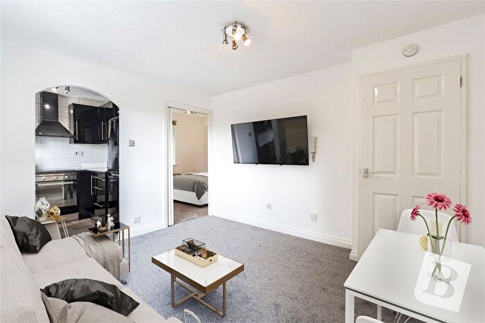 1 Bedroom Flat For Sale In Latimer Drive, Hornchurch, RM12