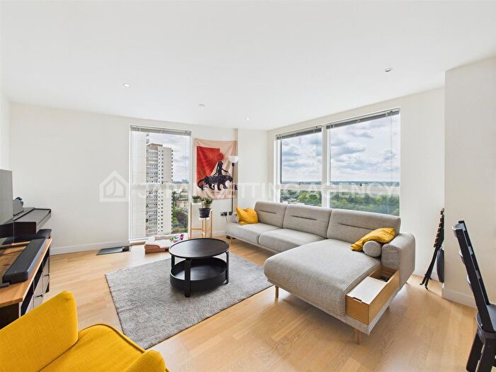 3 Bedroom Flat To Rent In Hyperion Tower, Pump House Crescent, Brentford, TW8