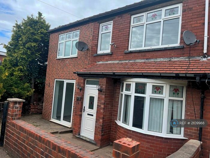 4 Bedroom Semi-Detached House To Rent In Gawber Road, Barnsley, S75