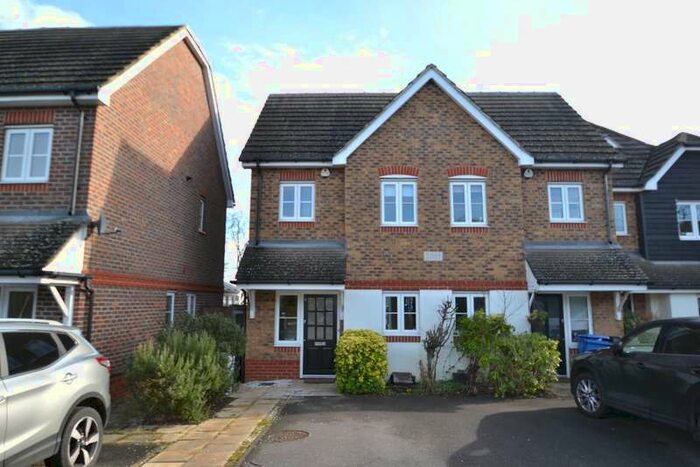 3 Bedroom Semi-Detached House To Rent In Dalby Gardens Maidenhead, SL6