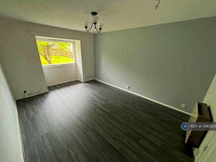 3 Bedroom Flat To Rent In Lulworth Court, Dundee, DD4