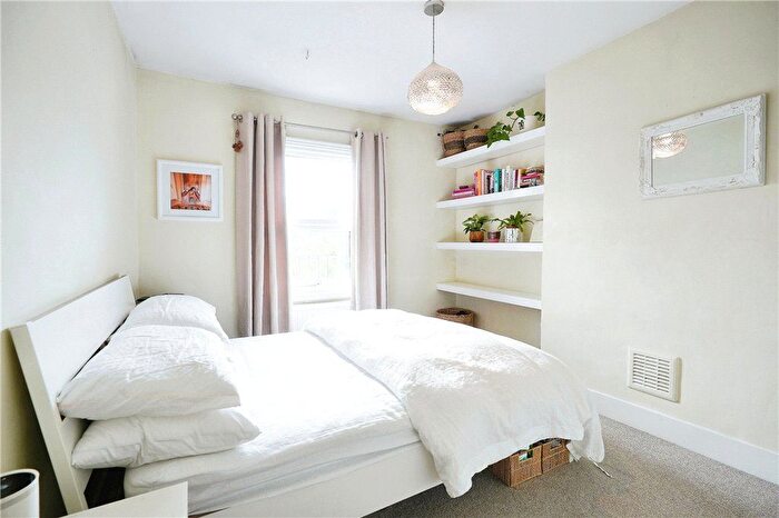 2 Bedroom Flat For Sale In Falcon Road, Battersea, London, SW11