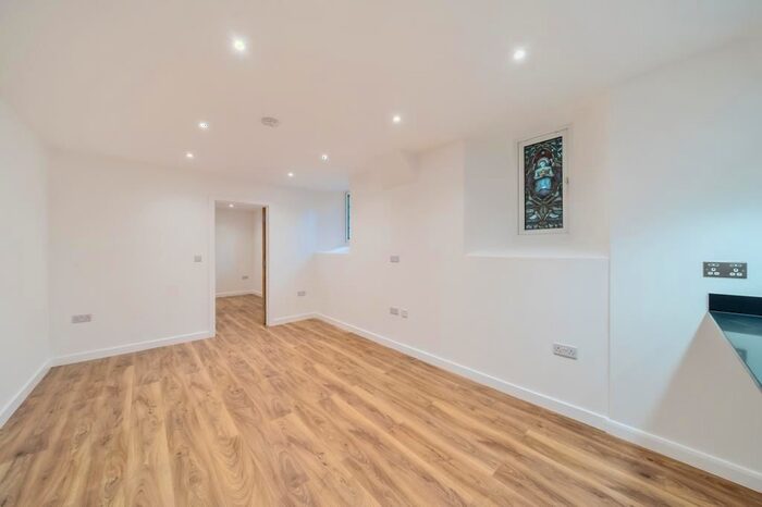1 Bedroom Flat To Rent In Longcross, Surrey, KT16