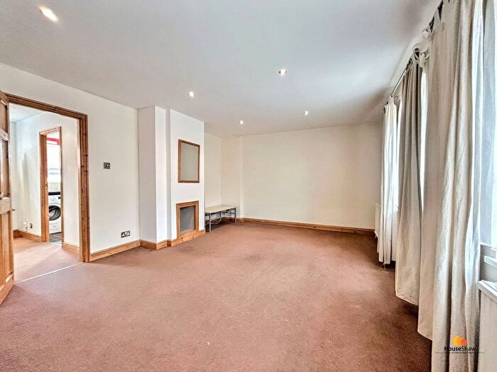 3 Bedroom Flat To Rent In Dane Court, Aylesbury, HP21