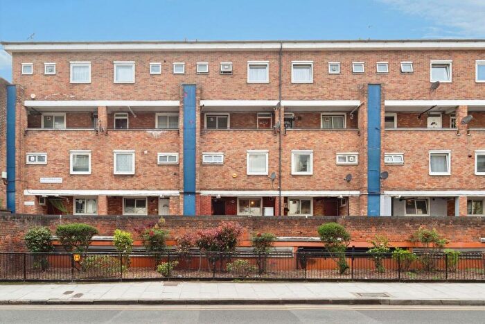 3 Bedroom Maisonette For Sale In Bow Common Lane, London, E3