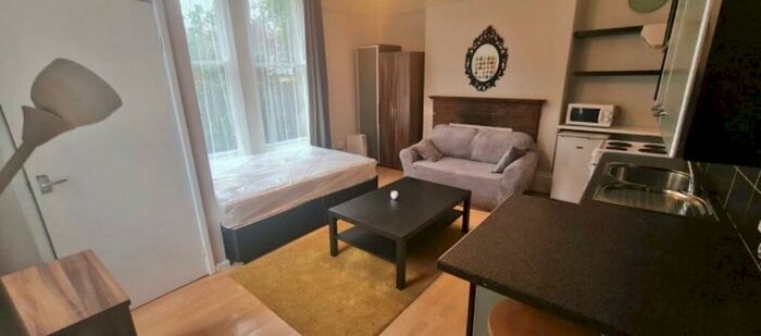 Studio To Rent In Headingley Lane, Leeds, West Yorkshire, LS6