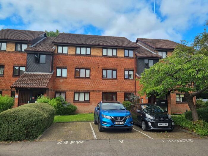 2 Bedroom Flat To Rent In Pavilion Way, Edgware, Middlesex, HA8