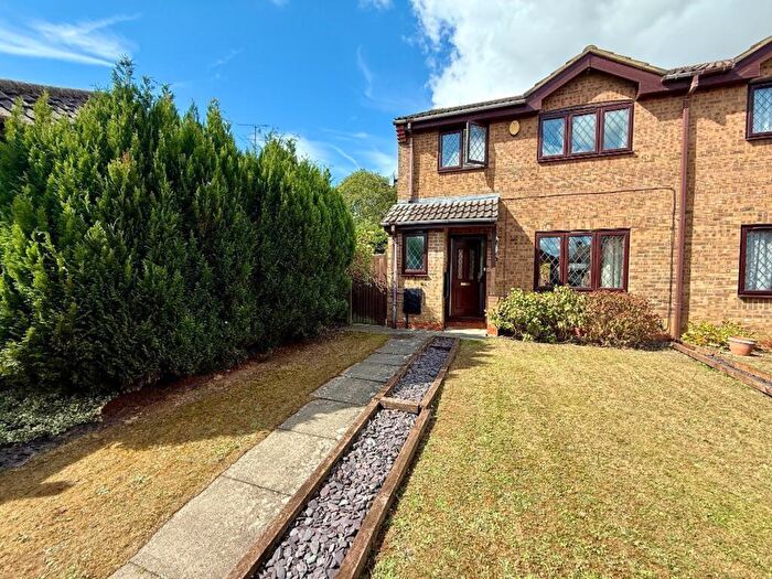 4 Bedroom Semi-Detached House For Sale In Launton Close, Luton, LU3