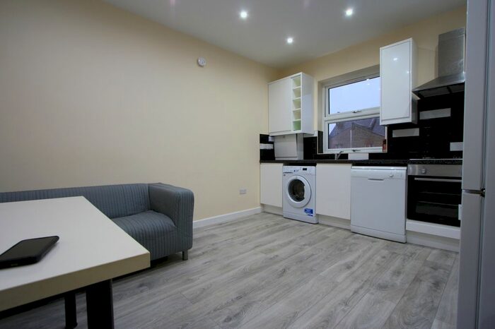 3 Bedroom Flat To Rent In South Wimbledon, SW19