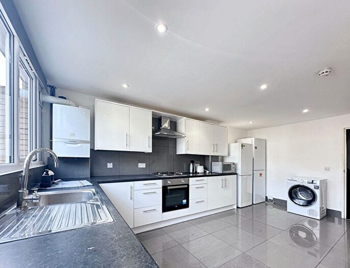 6 Bedroom Terraced House To Rent In Barchester Close, Uxbridge, UB8