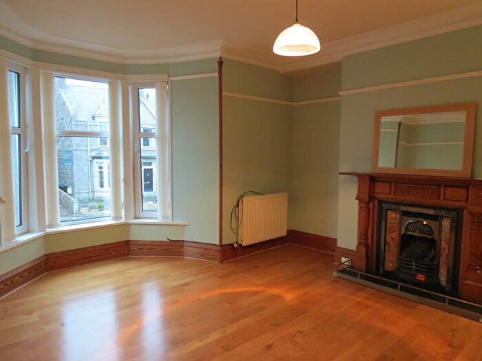 3 Bedroom Flat To Rent In Abergeldie Terrace, Aberdeen, AB10
