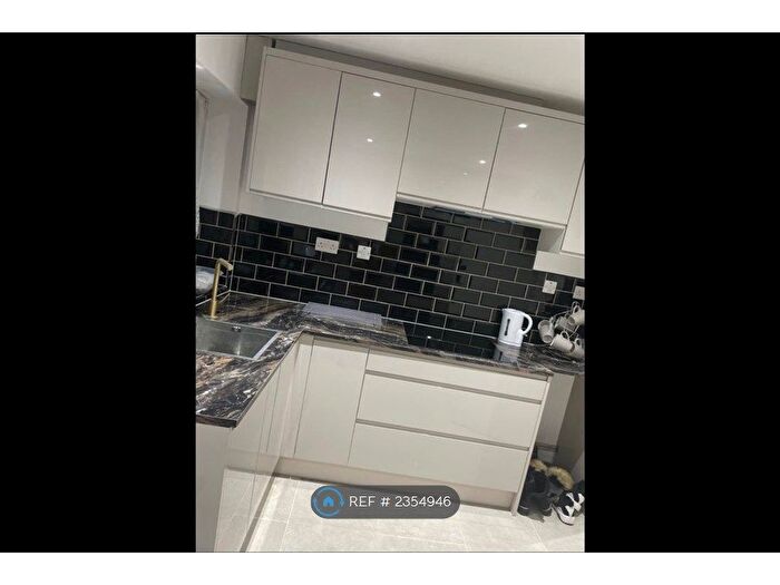 2 Bedroom Flat To Rent In Springfield Court, London, W3