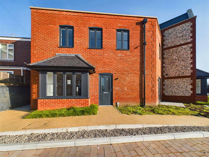 3 Bedroom End Of Terrace House For Sale In Sompting, Lancing, BN15