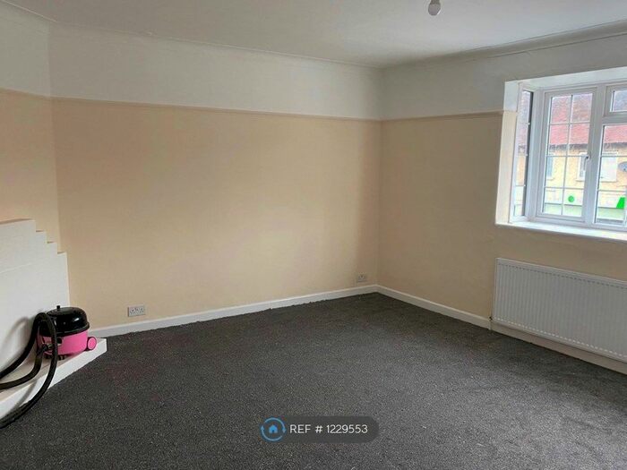 1 Bedroom Flat To Rent In Chipstead Valley Road, Coulsdon, CR5