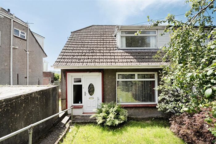 3 Bedroom Semi-detached House For Sale In Beverley Gardens, Ravenhill, Swansea, SA5