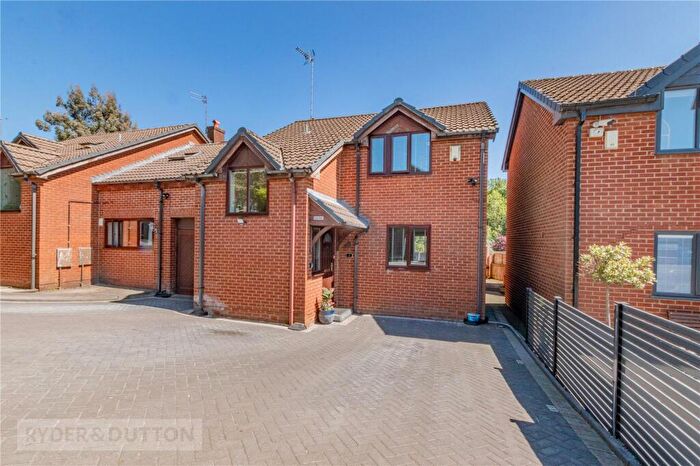 4 Bedroom Link Detached House For Sale In Packwood Chase, Chadderton, Oldham, Greater Manchester, OL9