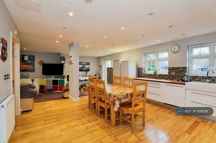 6 Bedroom Semi-Detached House To Rent In West Hill, London, HA9