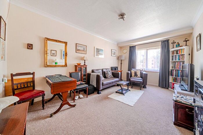 1 Bedroom Property For Sale In Fishers Lane, Chiswick, London, W4