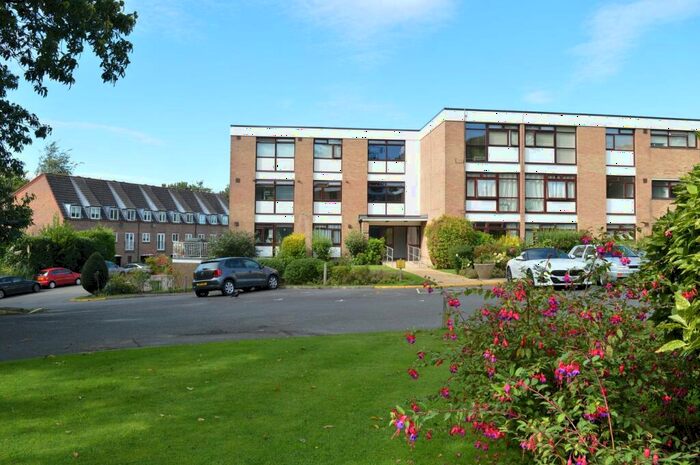 2 Bedroom Flat To Rent In Beechcroft Manor, Weybridge, KT13