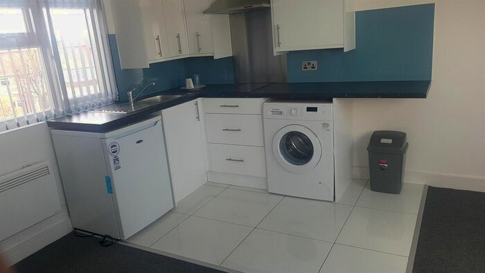 Studio To Rent In Blandford Waye, Hayes, UB4