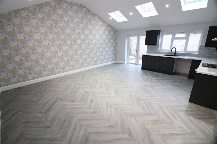 3 Bedroom Detached Bungalow To Rent In Snape Spur, Slough, SL1