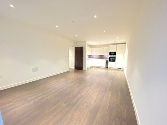 2 Bedroom Flat To Rent In Devan Grove, London, N4
