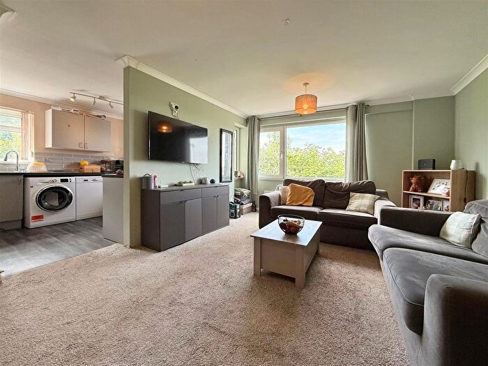 2 Bedroom Flat For Sale In Ocean View Crescent, Brixham, TQ5