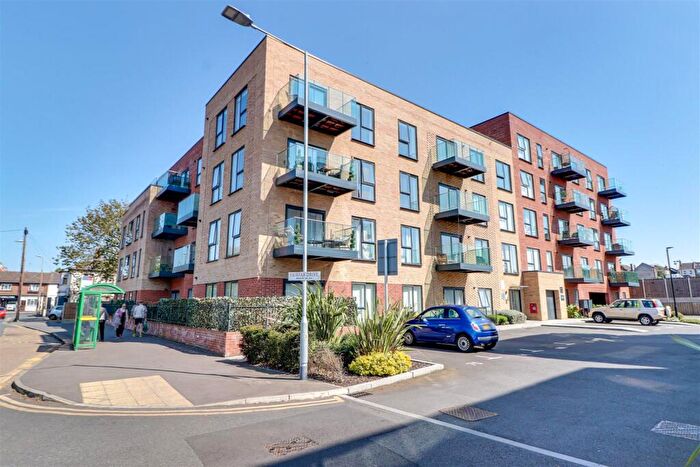 1 Bedroom Flat For Sale In Fairfax Drive, Westcliff-On-Sea, SS0