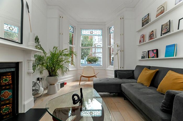 2 Bedroom Flat To Rent In Clissold Crescent, Stoke Newington, N16
