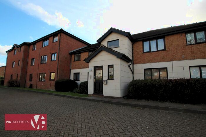 1 Bedroom Flat To Rent In Parrotts Field, Hoddesdon, EN11