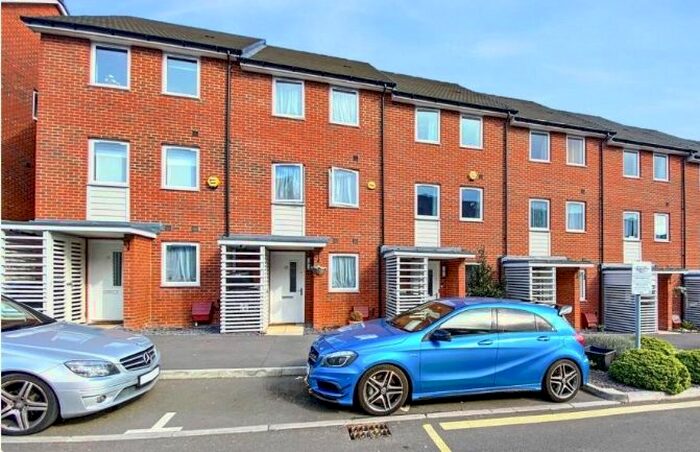 4 Bedroom Town House To Rent In Burroughs Drive, Dartford, DA1