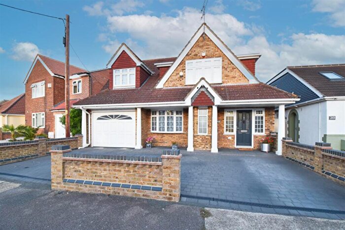 4 Bedroom Detached House For Sale In Stanley Road North, Rainham, RM13