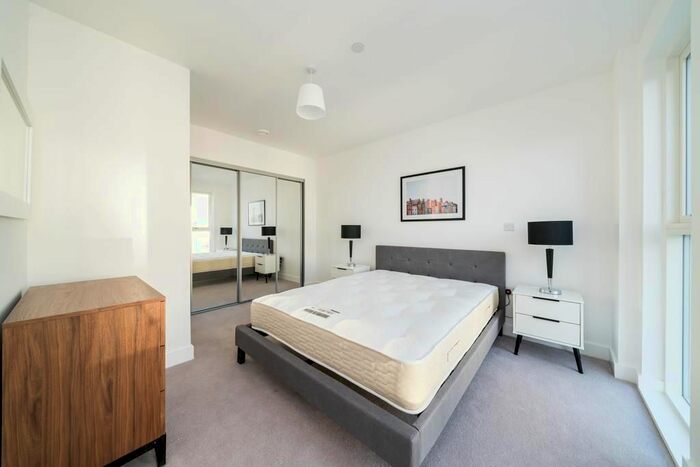3 Bedroom Flat To Rent In Trinity Way, Acton, London, W3
