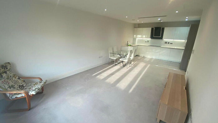 2 Bedroom Flat To Rent In Hurley Court, High Road, London, N12