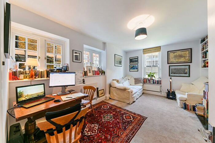 1 Bedroom Flat To Rent In Bourne Estate, Portpool Lane, London, EC1N