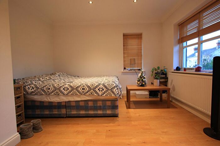 2 Bedroom Flat To Rent In Culverden Road, London, SW12