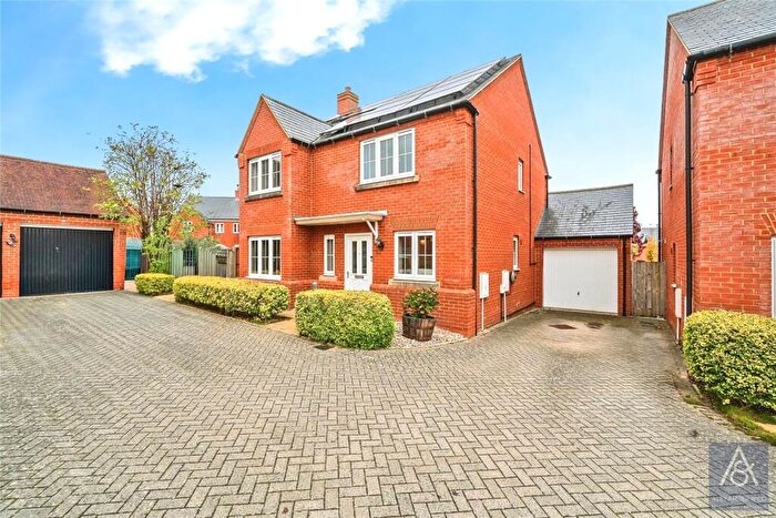 4 Bedroom Detached House For Sale In Weavers Close, Buckingham, Buckinghamshire, MK18
