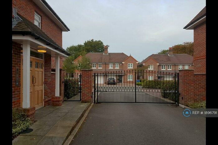 2 Bedroom Flat To Rent In Hurley Close, Banstead, SM7