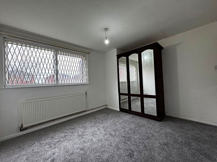 2 Bedroom Flat For Sale In Montagu Court, Leeds, LS8