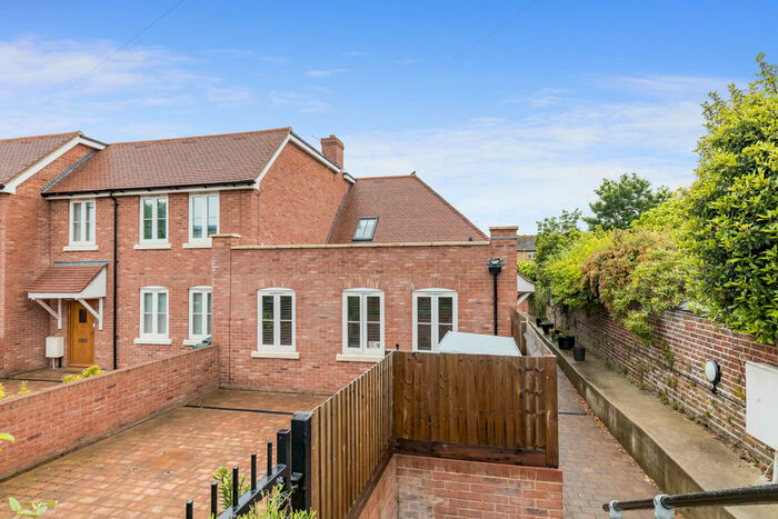 3 Bedroom Semi-Detached House To Rent In Locks Hill, Portslade, Brighton, BN41