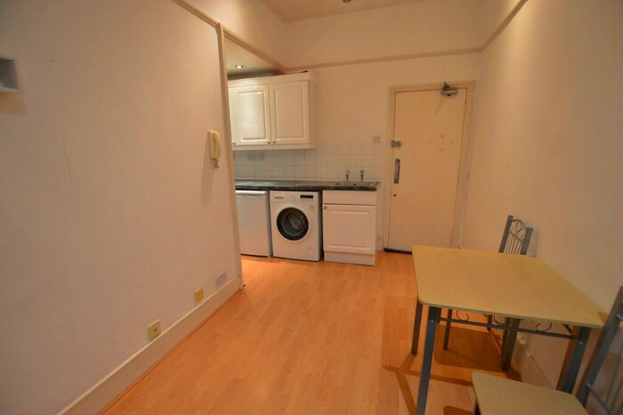 1 Bedroom Flat To Rent In Hainault Road, E11