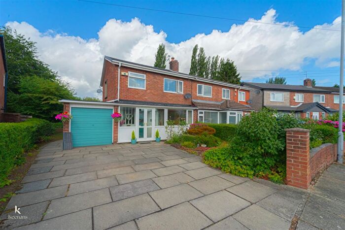 3 Bedroom Semi-Detached House For Sale In Bankhouse Road, Brandlesholme, BL8