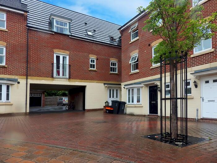 2 Bedroom Flat To Rent In Vistula Crescent, Swindon, Wiltshire, SN25