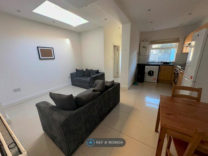 2 Bedroom Flat To Rent In Flaxman Road, London, SE5