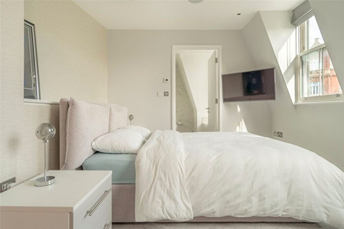 2 Bedroom Flat For Sale In Old Brompton Road, Earls Court, SW5