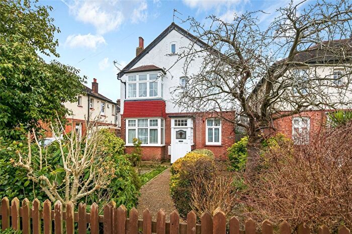 2 Bedroom Flat For Sale In Chestnut Avenue, Hampton, TW12