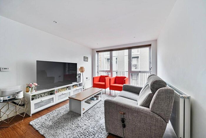 3 Bedroom Flat To Rent In Howard Road, Stanmore, HA7