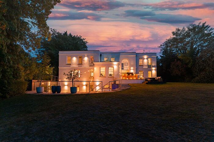 6 Bedroom Detached House For Sale In Watersmeet Road, Salisbury, SP2