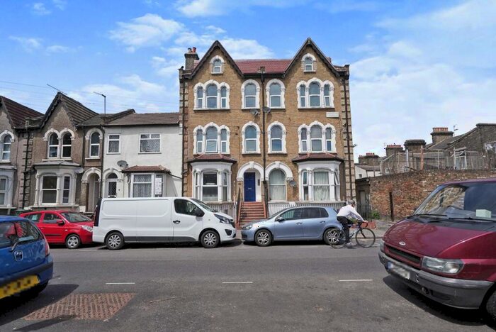 1 Bedroom Flat To Rent In Coppermill Lane, Walthamstow, London, E17