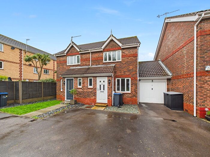 2 Bedroom Semi-detached House To Rent In Essenhigh Drive, Worthing, BN13
